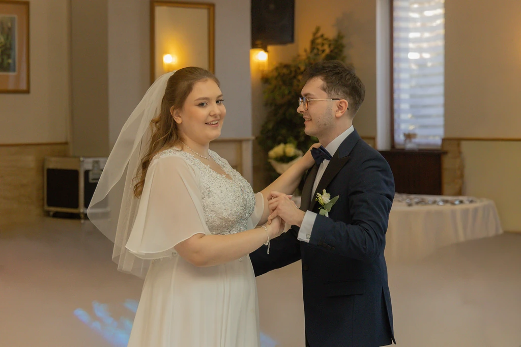 Para młoda podczas tańca na sali weselnej